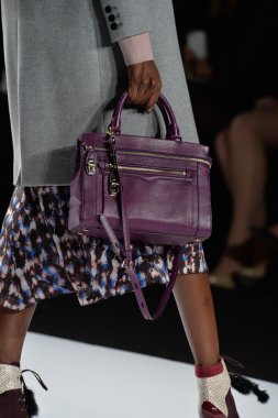 rebecca minkoff pist model yürür