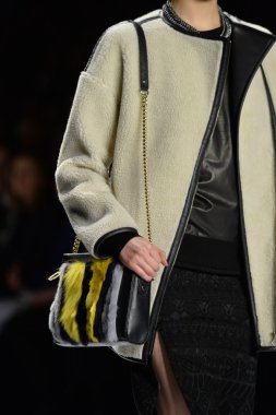 rebecca minkoff pist model yürür