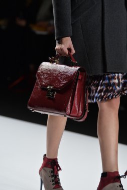 rebecca minkoff pist model yürür