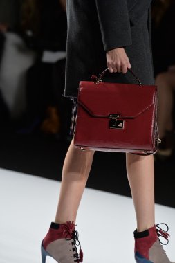 rebecca minkoff pist model yürür