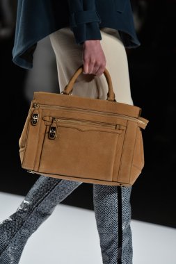 rebecca minkoff pist model yürür