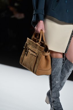 rebecca minkoff pist model yürür