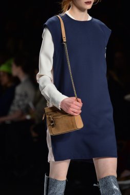 rebecca minkoff pist model yürür