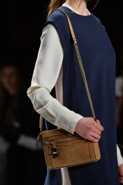 rebecca minkoff pist model yürür