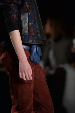 rebecca minkoff pist model yürür