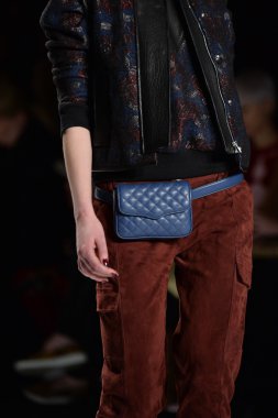 rebecca minkoff pist model yürür