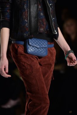 rebecca minkoff pist model yürür