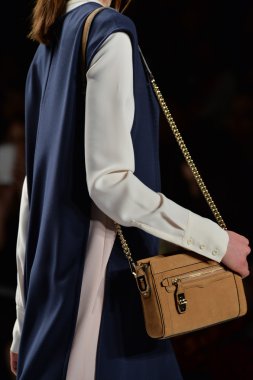 rebecca minkoff pist model yürür