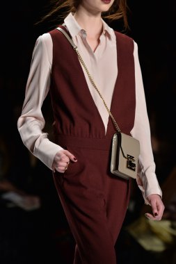 rebecca minkoff pist model yürür