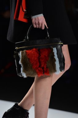 rebecca minkoff pist model yürür
