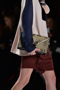 rebecca minkoff pist model yürür