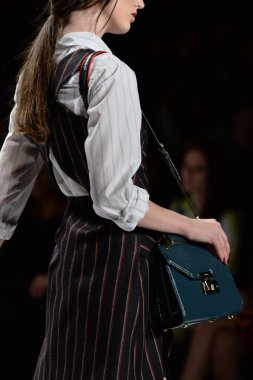 rebecca minkoff pist model yürür