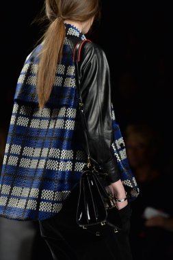 rebecca minkoff pist model yürür