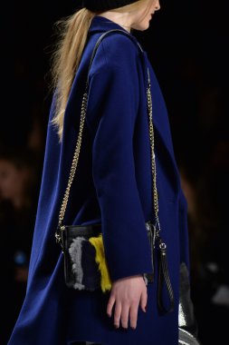 rebecca minkoff pist model yürür