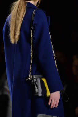 rebecca minkoff pist model yürür