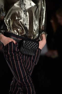 rebecca minkoff pist model yürür