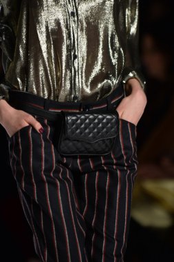 rebecca minkoff pist model yürür