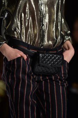 rebecca minkoff pist model yürür