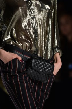 rebecca minkoff pist model yürür