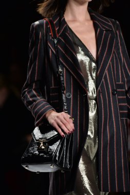 rebecca minkoff pist model yürür