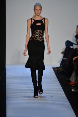 Max Azria tarafından Herve Leger modeli