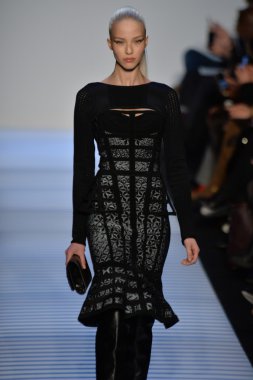 Max Azria tarafından Herve Leger modeli