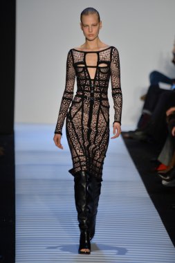 Max Azria tarafından Herve Leger modeli