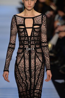 Max Azria tarafından Herve Leger modeli