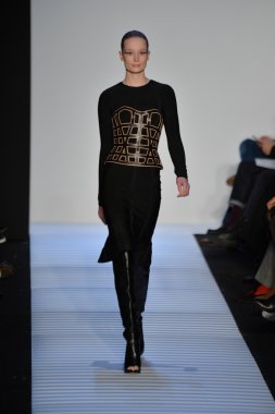 Max Azria tarafından Herve Leger modeli