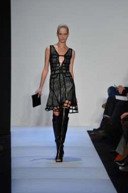 Max Azria tarafından Herve Leger modeli