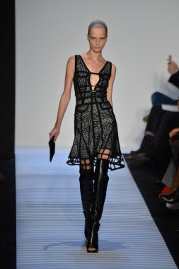 Max Azria tarafından Herve Leger modeli