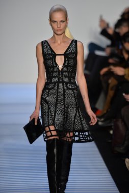 Max Azria tarafından Herve Leger modeli