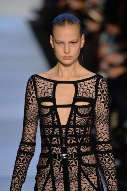 Max Azria tarafından Herve Leger modeli