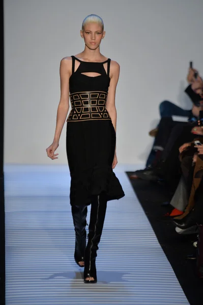 Model op herve leger door max azria — Stockfoto