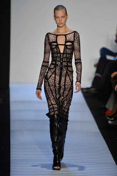 Modelu w herve leger przez max azria — Zdjęcie stockowe