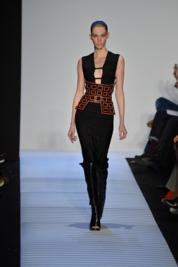 Max Azria tarafından Herve Leger modeli