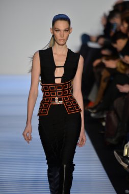Max Azria tarafından Herve Leger modeli
