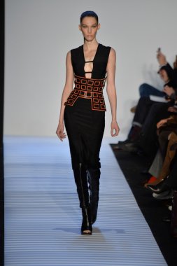 Max Azria tarafından Herve Leger modeli