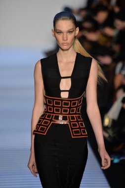 Max Azria tarafından Herve Leger modeli