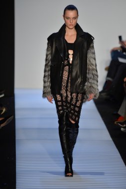 Max Azria tarafından Herve Leger modeli