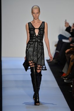 Max Azria tarafından Herve Leger modeli