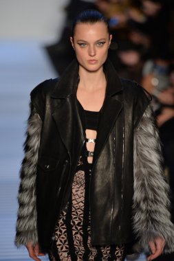 Max Azria tarafından Herve Leger modeli
