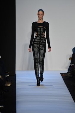 Max Azria tarafından Herve Leger modeli