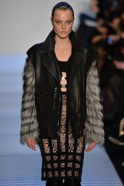 Max Azria tarafından Herve Leger modeli