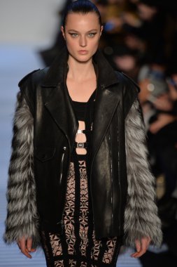 Max Azria tarafından Herve Leger modeli