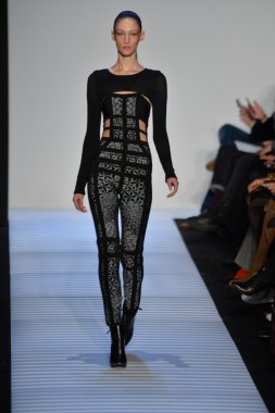 Max Azria tarafından Herve Leger modeli
