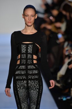Max Azria tarafından Herve Leger modeli