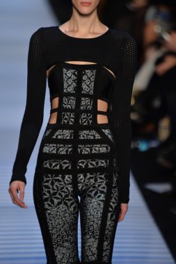 Max Azria tarafından Herve Leger modeli