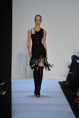 Max Azria tarafından Herve Leger modeli