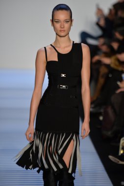 Max Azria tarafından Herve Leger modeli